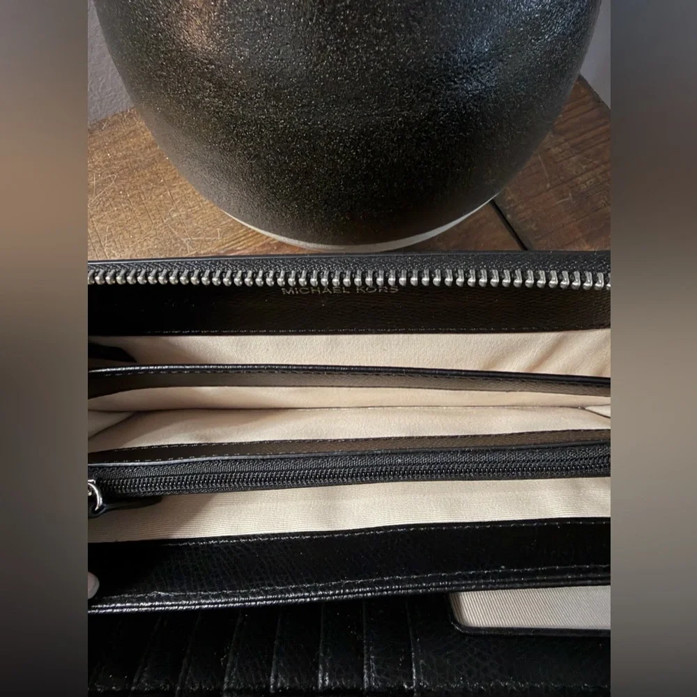 Michael Kors Jet Set Continental Wristlet - Picture 10 of 12